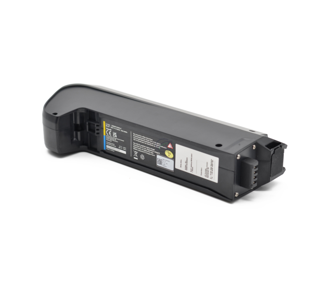 Trekvartssyn af TranzX BL21 36V 6.8Ah cykelbatteri liggende. Cykeltilslutningerne og etiketterne under batteriet er tydeligt synlige.
