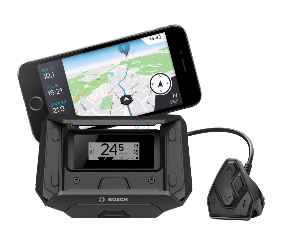 Foto af Bosch SmartphoneHub i sort, hvor du ser en smartphone, der viser appen. Hubben, der er tilsluttet til smartphone, og kontrolpanelet, der er tilsluttet til hubben.