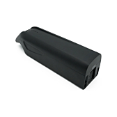 Nærbillede i trekvartsvinkel af AEG DownTube 36V 12.8Ah erstatningscykelbatteri, hvor batteriet er tydeligt synligt.
