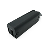 Trekvartsvinkel af AEG DownTube 36V 12.8Ah erstatningscykelbatteri, hvor tilslutningen er tydeligt synlig.
