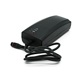 Trekvartsvinkel af Alber Neodrives Z20 V8 RS opladeren med ladeindikatoren synlig.