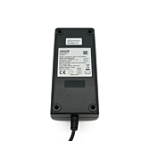 Set nedefra af Alber Neodrives Z20 V8 RS opladeren. Mærkaten på undersiden af opladeren er tydeligt synlig.