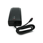 Set bagfra af Alber Neodrives Z20 V8 RS opladeren. Ladeindikatoren er synlig.