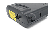 Trekvartsvue close-up billede af Ansmann 36V 11.6Ah Compatible cykelbatteri. Tænd-/slukknappen og opladningsporten er tydeligt synlige.