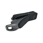 Trekvartvisning af Contec batteritaske til rammebatterier, mens en batteri tages ud af tasken.