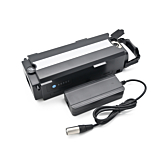 Trekvartsvue af Giant Twist Compatible 13Ah cykelbatteri set ovenfra. Opladeren ligger ved siden af batteriet.