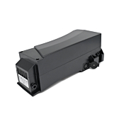 Trekvart billede af Kalkhoff Impulse batteri 36V 17Ah, ladeforbindelsen og cykelforbindelsen er tydeligt synlige.

