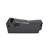 Sidebillede af Kalkhoff Impulse batteri 36V 17Ah fra en højere vinkel. Den venstre side og forbindelsen, som batteriet oplades med, er tydeligt synlige.


