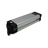 Trekvartsvinkel af Phylion XH370-12J Silverfish 37V 12Ah Compatible liggende, taget tæt på, hvor batteriet er godt synligt.