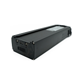 Trekvartsvinkel af Promovec Carrier 6.2XL 36V 11Ah cykelbatteri på hovedet. Batteriets cykeltilslutning er synlig.