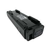 Trekvart perspektiv af Shimano Steps BT-E6000 cykelbatteri på hovedet. Cykeltilslutningen og etiketten på bunden af batteriet er læsbare.