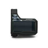Frontvinkel af Shimano Steps SC-E8000, hvor displayet og power-knappen er tydeligt synlige.
