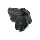 Trekvartsvinkel af Shimano Steps SC-EN500 bagfra, hvor power-knappen er tydeligt synlig.
