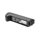 Trekvartssyn af TranzX BL21 36V 6.8Ah cykelbatteri liggende. Cykeltilslutningerne og etiketterne under batteriet er tydeligt synlige.